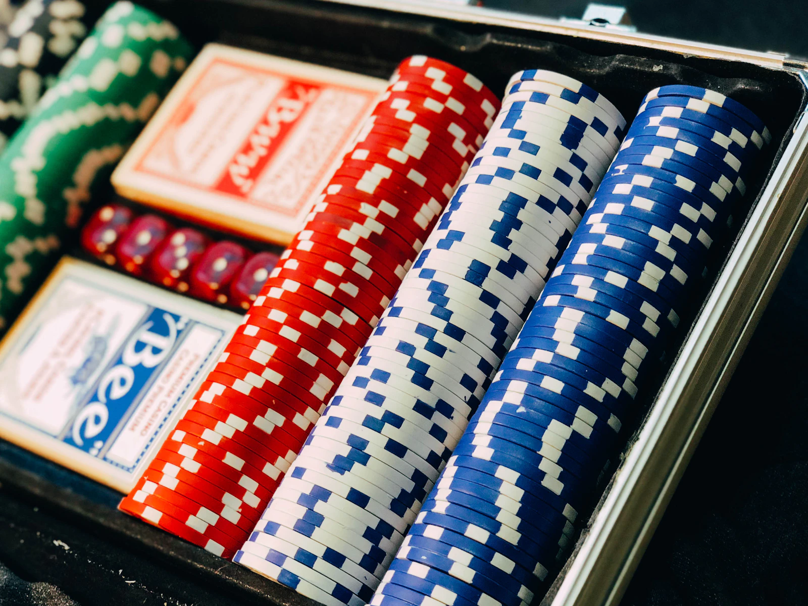 Jetons de poker et cartes sur une table de casino